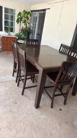 Wooden Dining table and 6 Chairs
