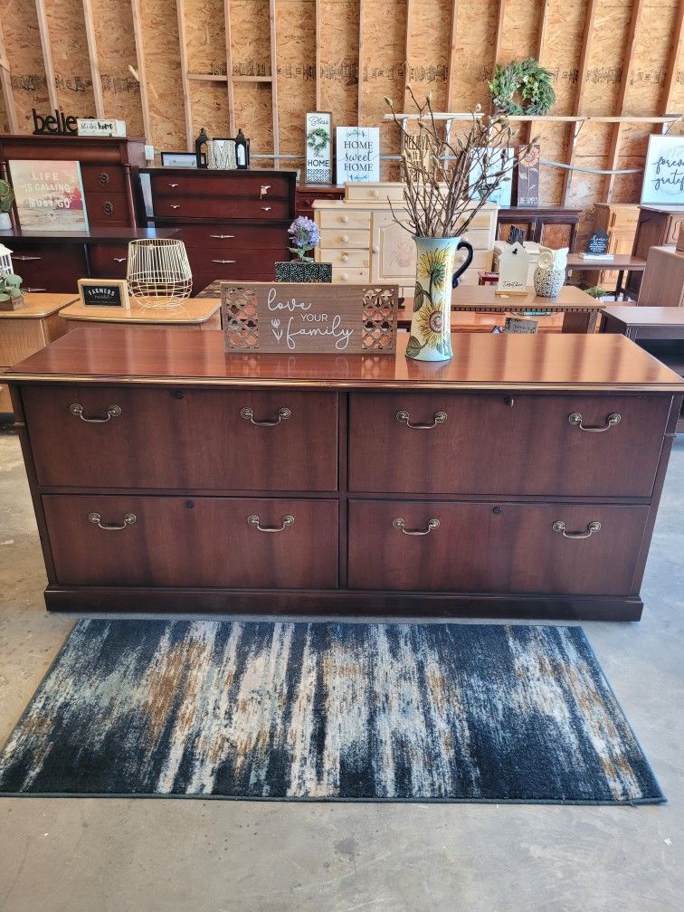SUPER SPACIOUS CABINET / DRESSER WITH KEY