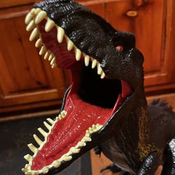 Jurassic Park Colossal Indoraptor (Damaged)