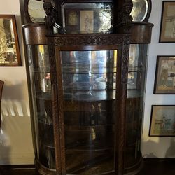 20th‑century American curved‑glass china/curio cabinet crafted from quarter‑sawn oak