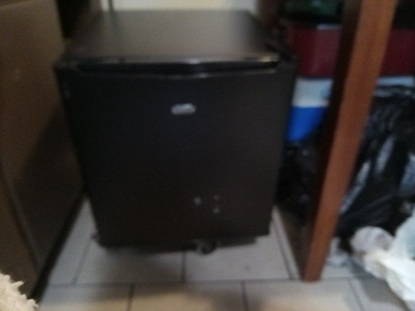 Sunbeam Mini Fridge Works Great Bearly Was Even Use