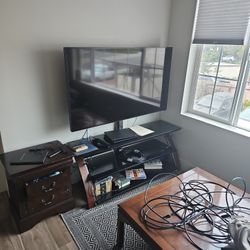 60" 4K Visio TV and Glass TV Stand With Swivel Mount