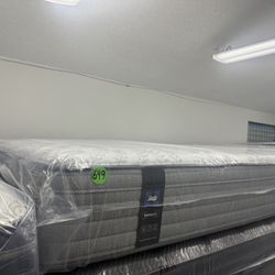 KING SIZE SEALY POSTUREPEDIC (MEDIUM) PILLOW TOP MATTRESS & BOX SPRINGS BED SET