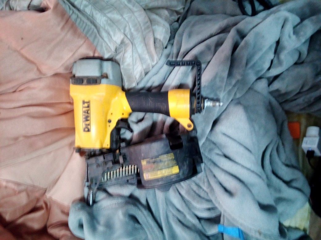 DeWalt DW66C-1 15 Degree Coil Siding and Fencing Nailer