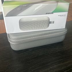BOSE Soundlink Flex w/Case - Brand New