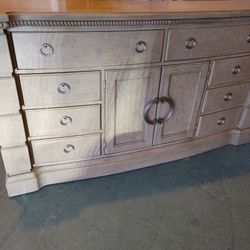Queen Bedroom Set (7 Piece)... Real Wood! $2500 Value