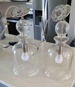 2 pendant lights