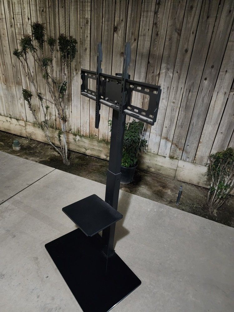Stand Accommodates Tvs Up To 70inch