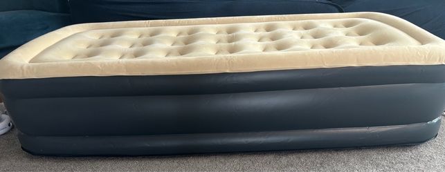 Twin air mattress with built in pump