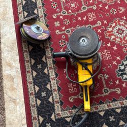 DeWalt Grinder 15 Amps With Attachment Disks (4)