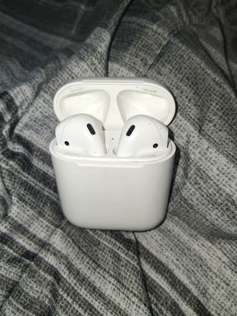 Apple AirPods 2nd Gen Wireless in Ear Earbuds with Charging Case, White