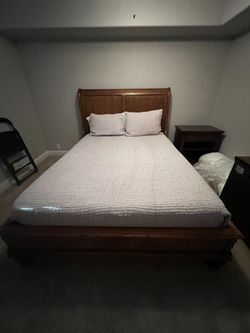 Queen Size Walnut Sleigh Bed