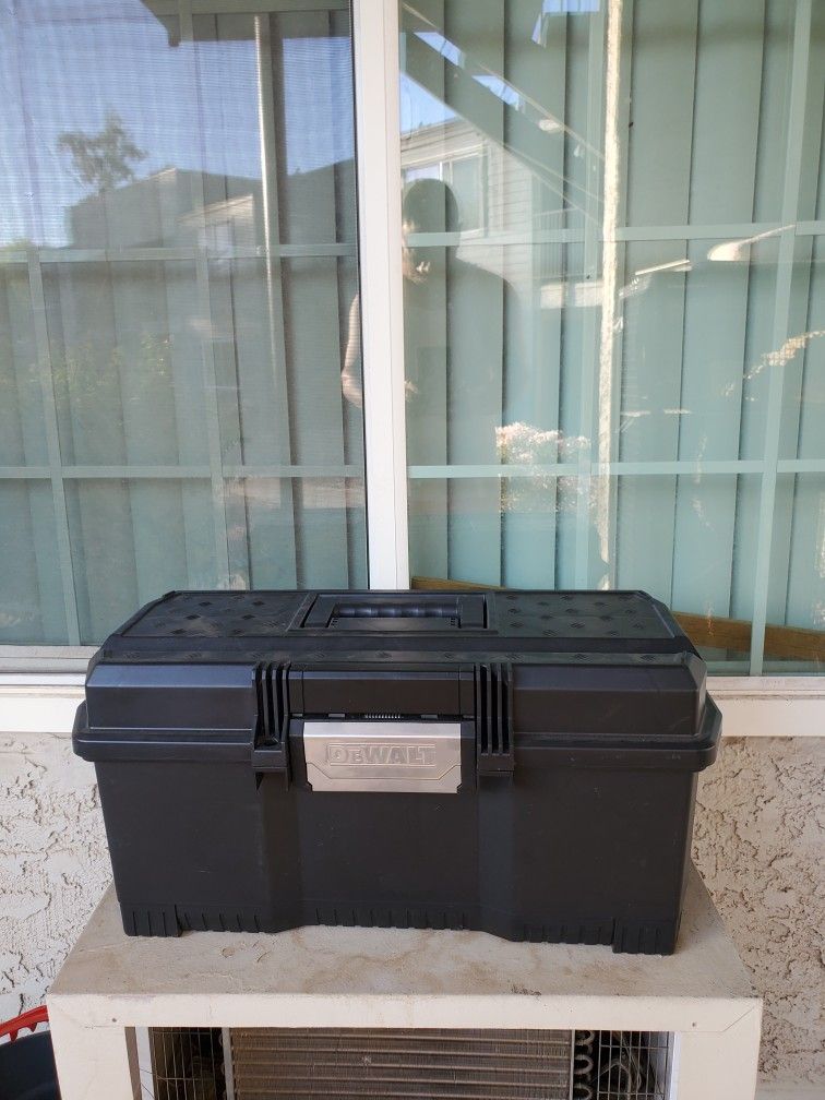 Dewalt 24in D Resin 1 Touch Toolbox Brand New. Hablo Español