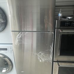 Samsung Top Freezer Fridge 28” Open Box Scratch And Dent 