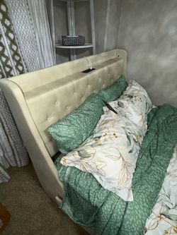 Cream Tufted Upholstered Bed Frame and Mattress Full
