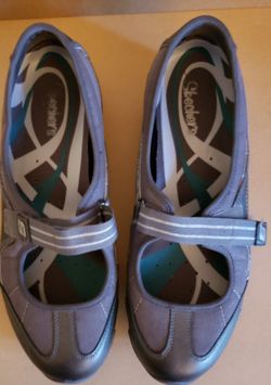 Sketchers 11M silver gray leather flat EUC