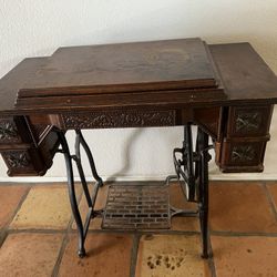 Late 1800’s Wheeler & Wilson Sewing Machine With Original Attachments 