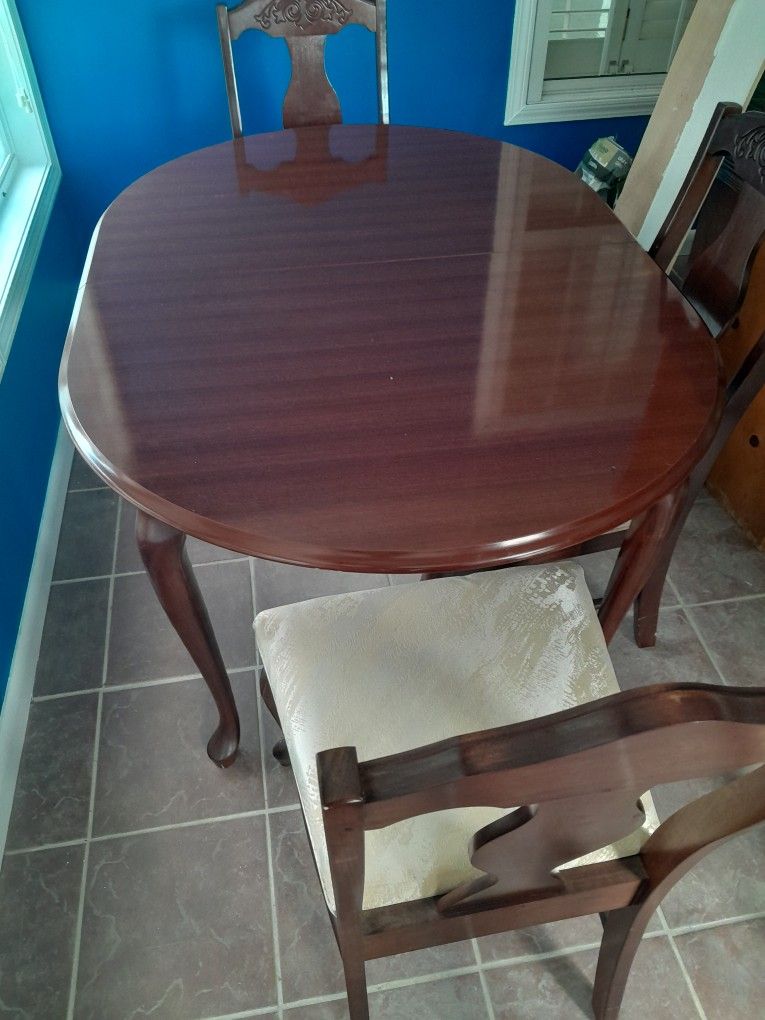 Beautiful Kitchen Table & 6 Chairs