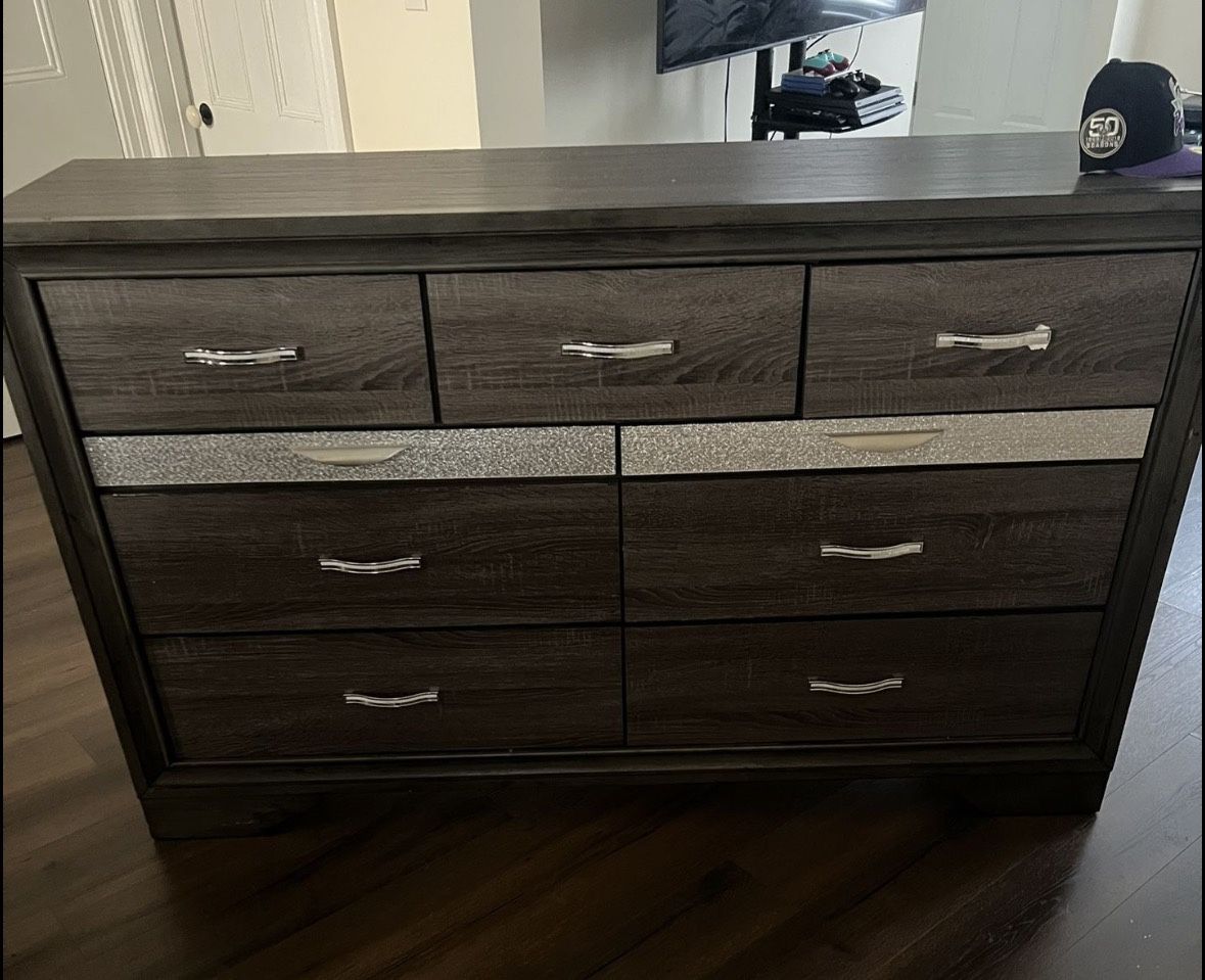 Queen Bed And Dresser