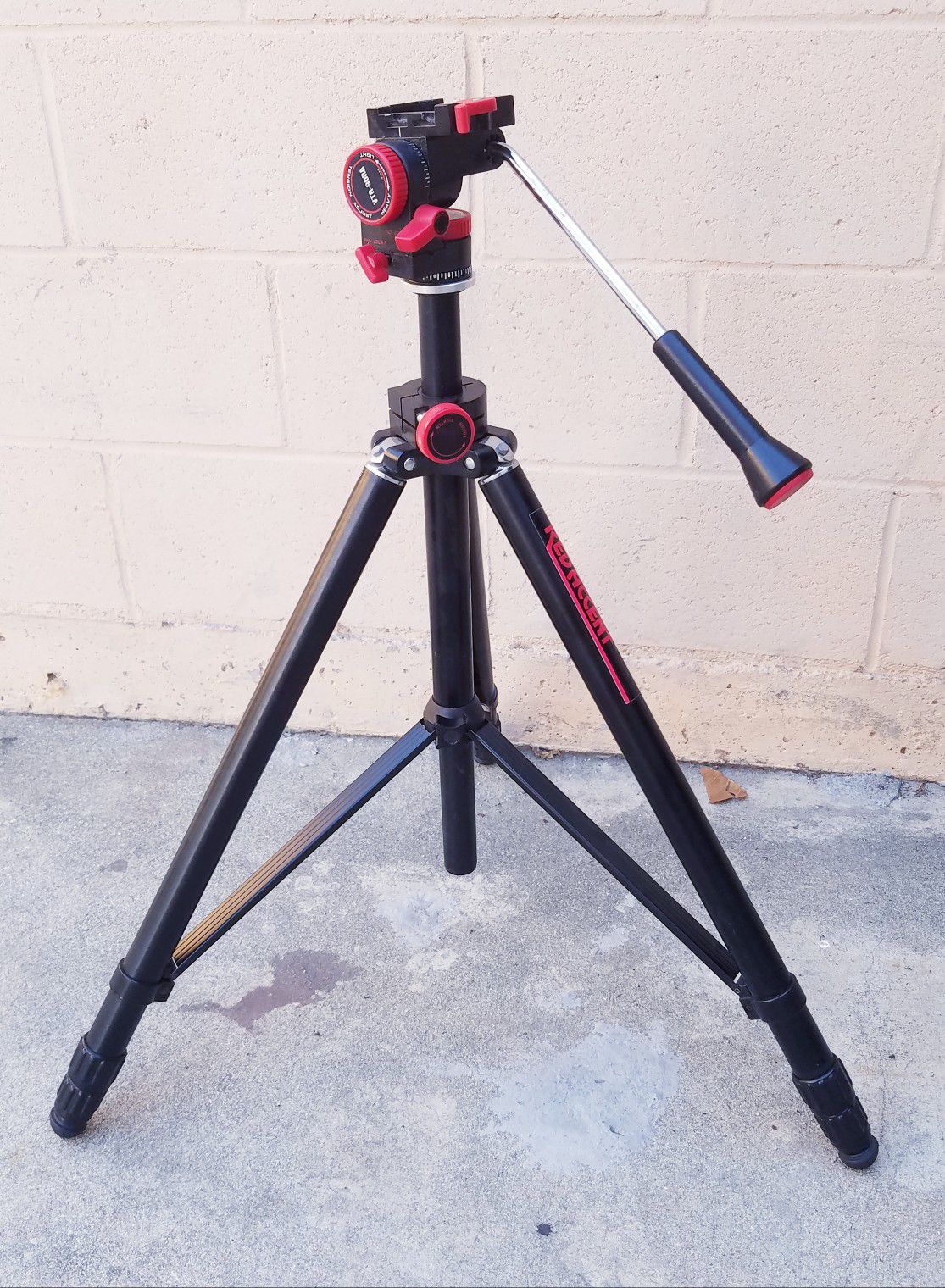 Professional red Accent tripod in Excellent condition
