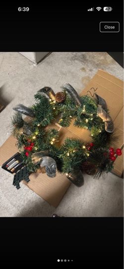 Battery Operated Pre-lit Christmas Wreath with Lights and hanger