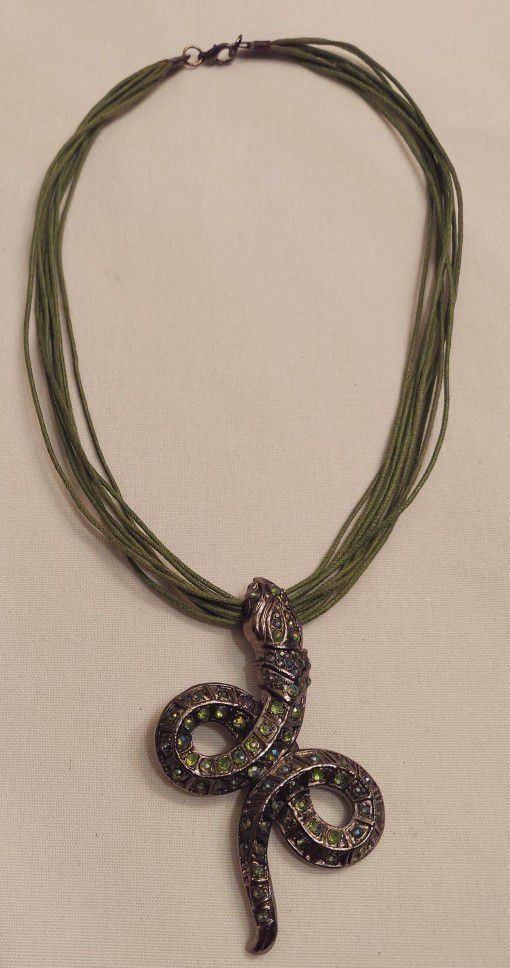 BEAUTIFUL SNAKE PENDANT NECKLACE