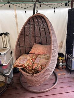 Hanging egg chair wicker
