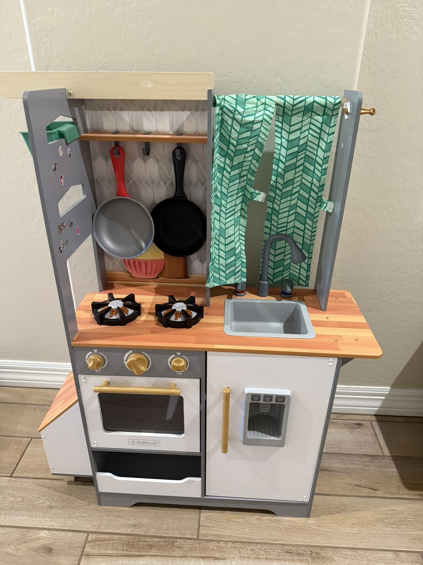 Kidkraft play kitchen 