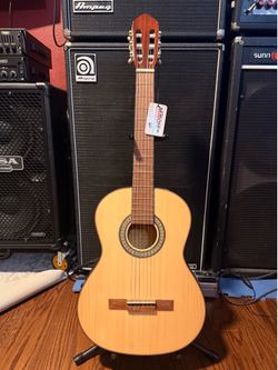 Lucero  150S classical guitar
