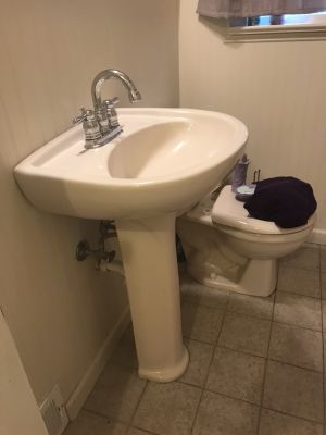 Las Jewelry Stand For In South Plainfield Nj Offerup Off White Porcelain Pedestal Sink Slight Thin On Inside Of Left