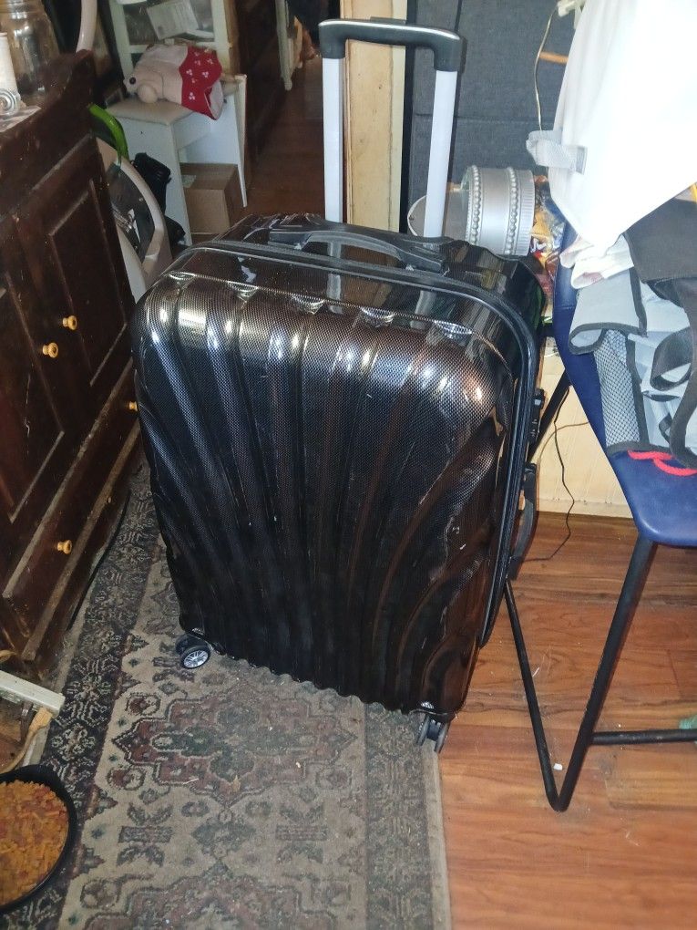 New Hard Case Suitcase With Wheels There's No Name On It Used 1 Time