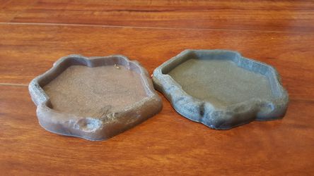 Small water and food container for reptile