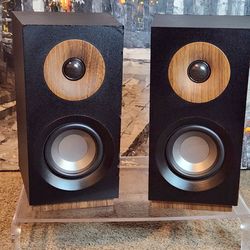 Jamo S 801 are compact, 2-way bass-reflex bookshelf speakers