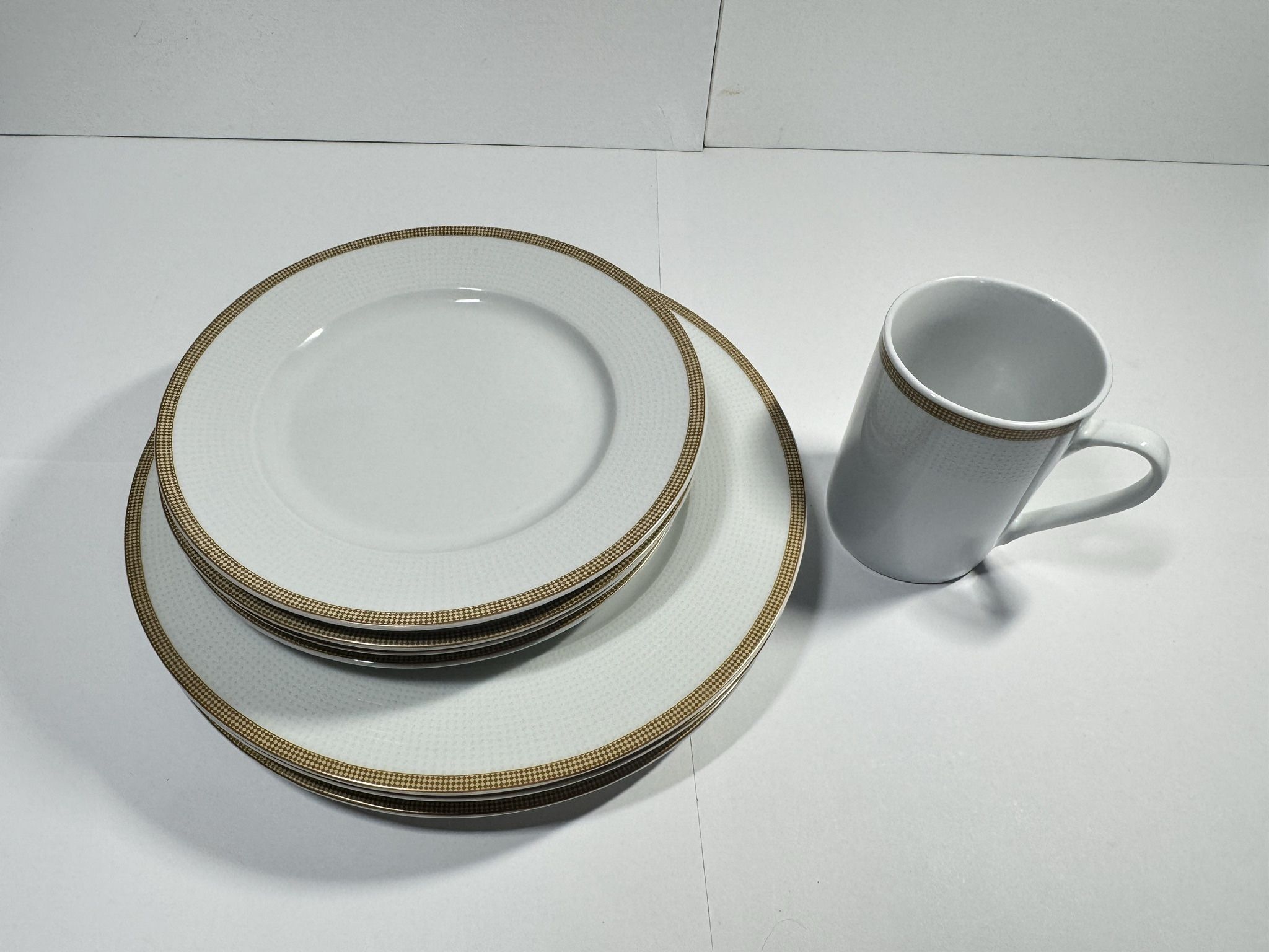 Set of 7 Bella Lux Porcelain Dinner/Salad Plates and Mug – White with Gold Rim