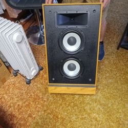 Klipsch KG4 speakers.  awesome condition 
