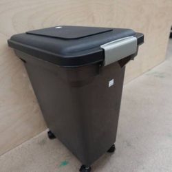 IRIS USA WeatherPro Airtight Dog Food Storage 22 lbs containe