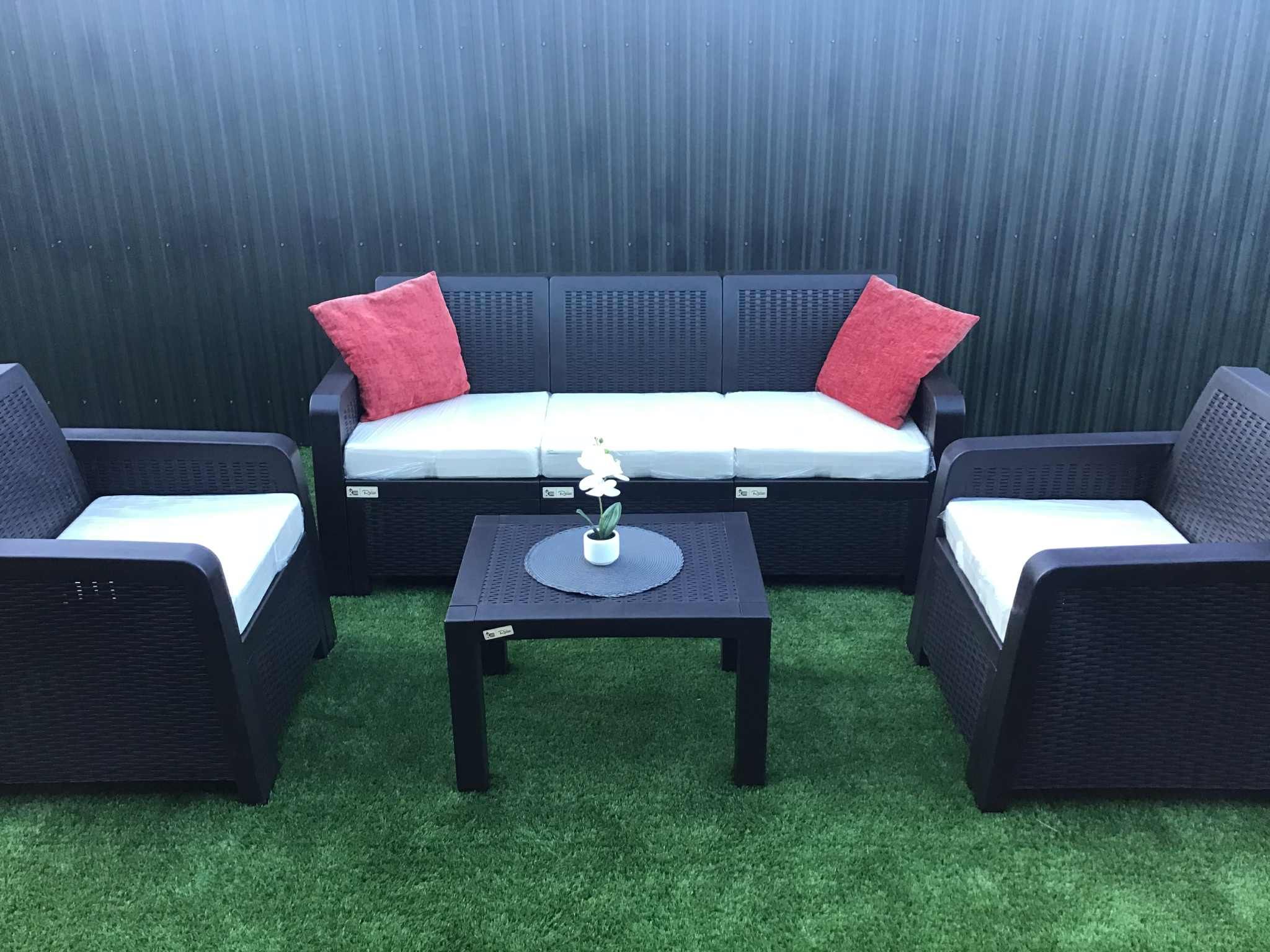 Muebles sofá ,3 sillones .mesa-sentro mas 5 cojines nuevos de paquete