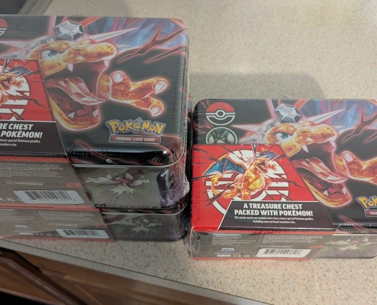 Pokémon TCG: Collector Chest Charizard.