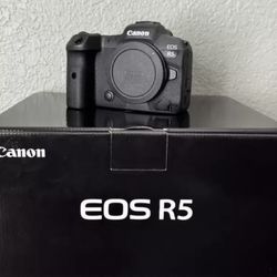 Canon EOS R5 mirrorless Camera And Accessories 