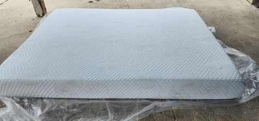 Memory Foan Queen Size Mattress Exente Condition Very Clean No Pets No Stain$120