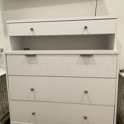 Dresser With Wireless Charger 