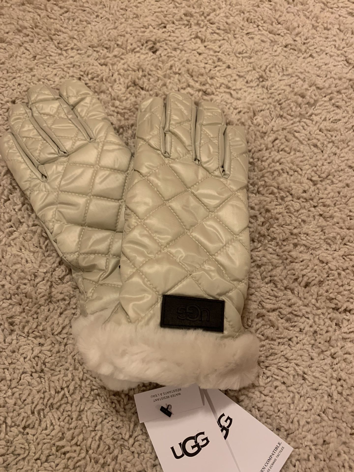 NWT  Ugg Quilted Gloves, Ivory