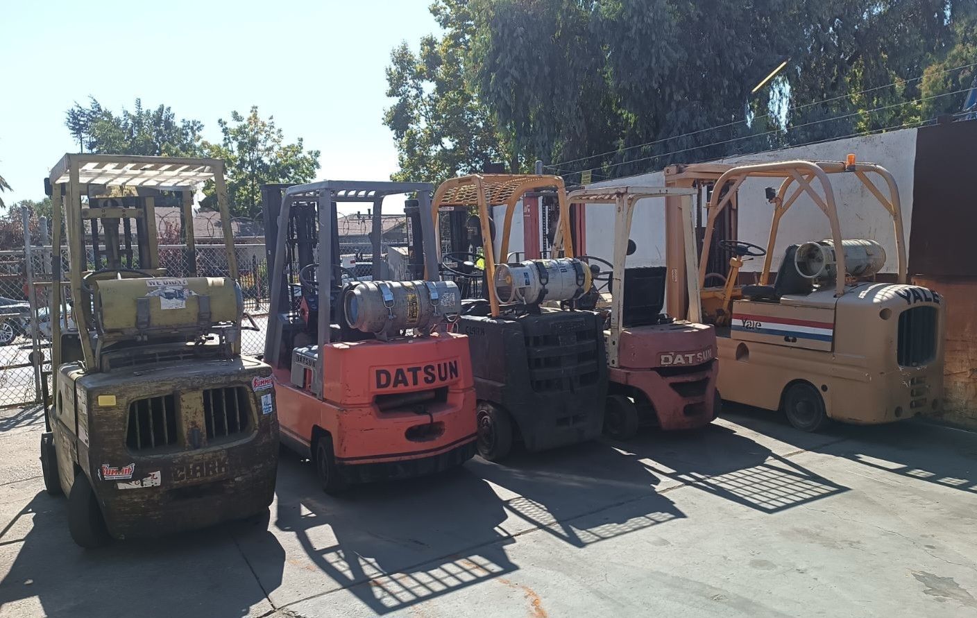 * * * FORKLIFT Blowout Sale. Every Lift Must Go! LP Electric * * *