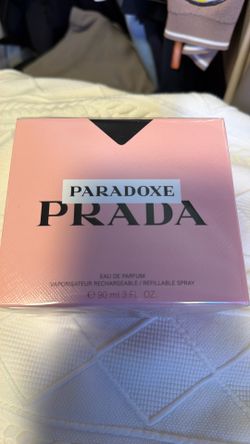 PRADA Paradoxe Perfume