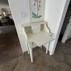 White Wooden Desk With Drawers