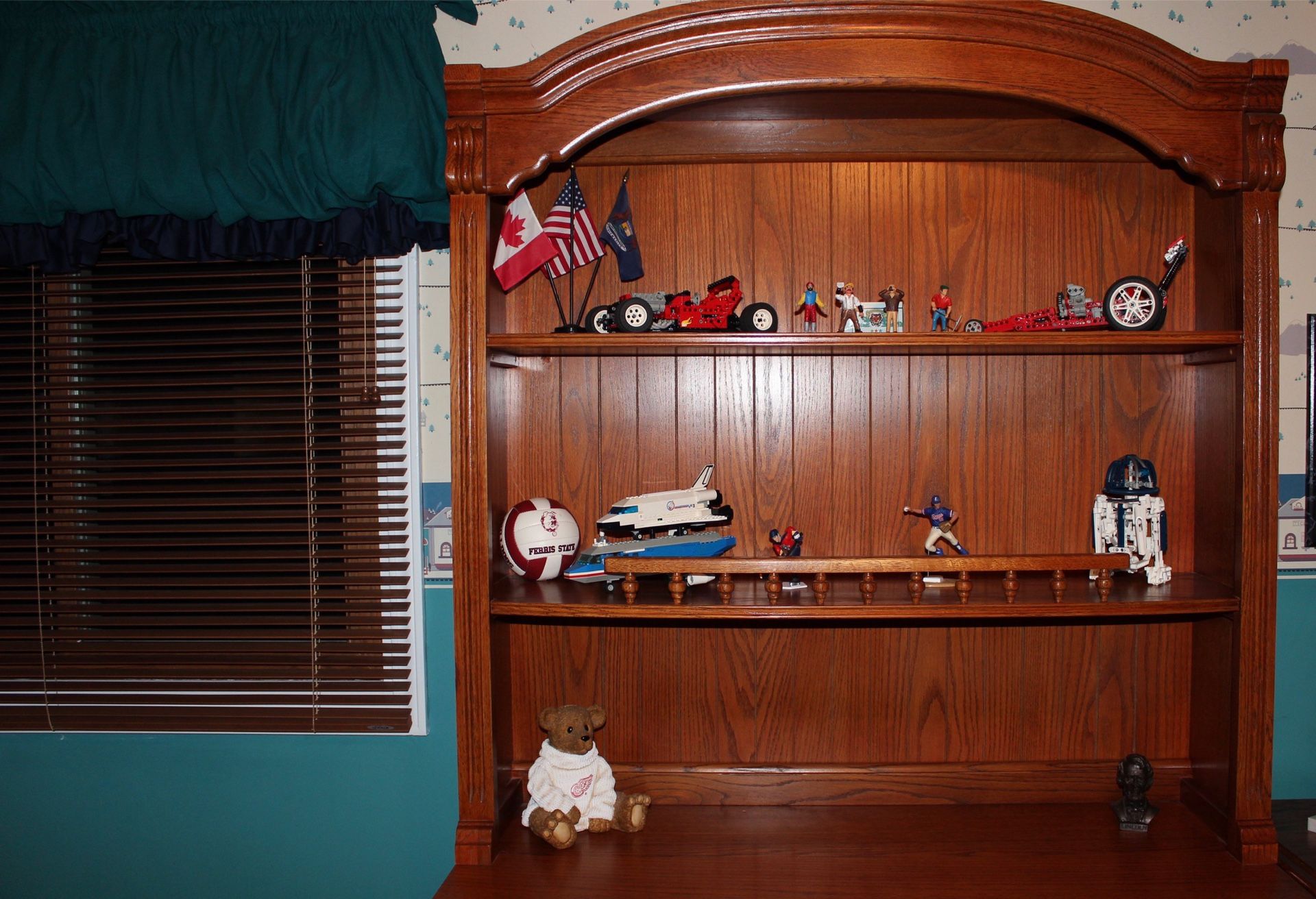 Oak dresser or desk hutch