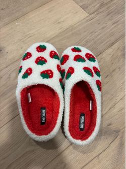 New Strawberry Kenzie slippers. Sz 9
