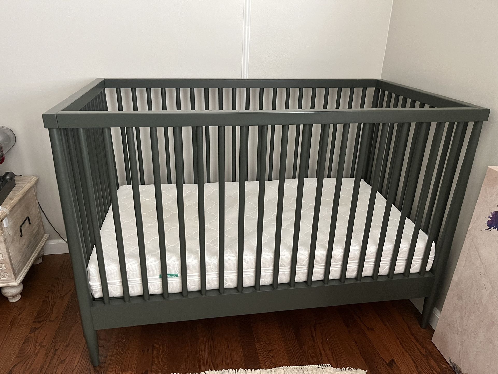 Crate and Barrel Hampshire Crib with Matching Dresser/ Changing Table
