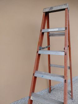 6 feet Fiberglass Step Ladder