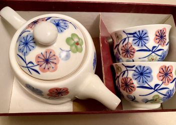Small Floral Teapot Set With 2 Cups